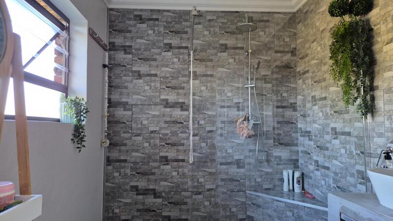 5 Bedroom Property for Sale in Franskraal Western Cape